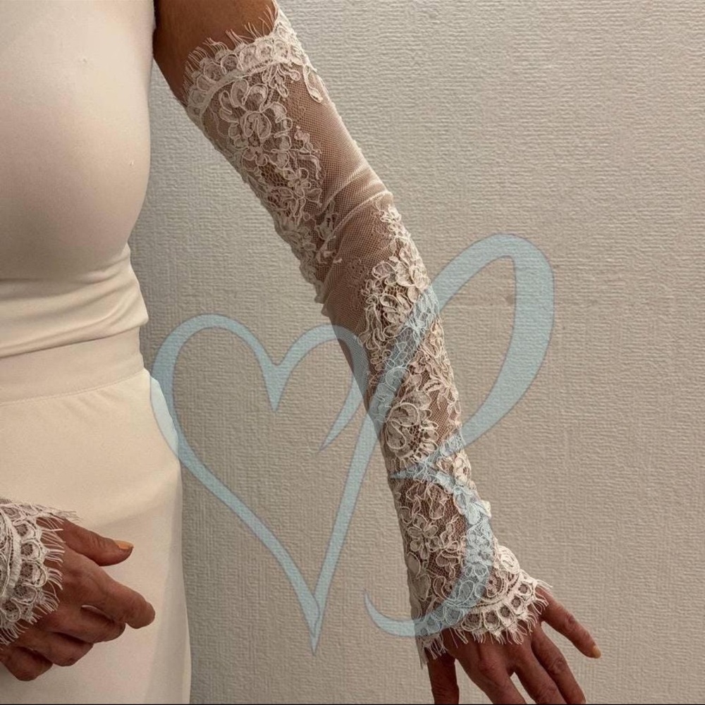 Chic Lace Arm Warmers in Cream